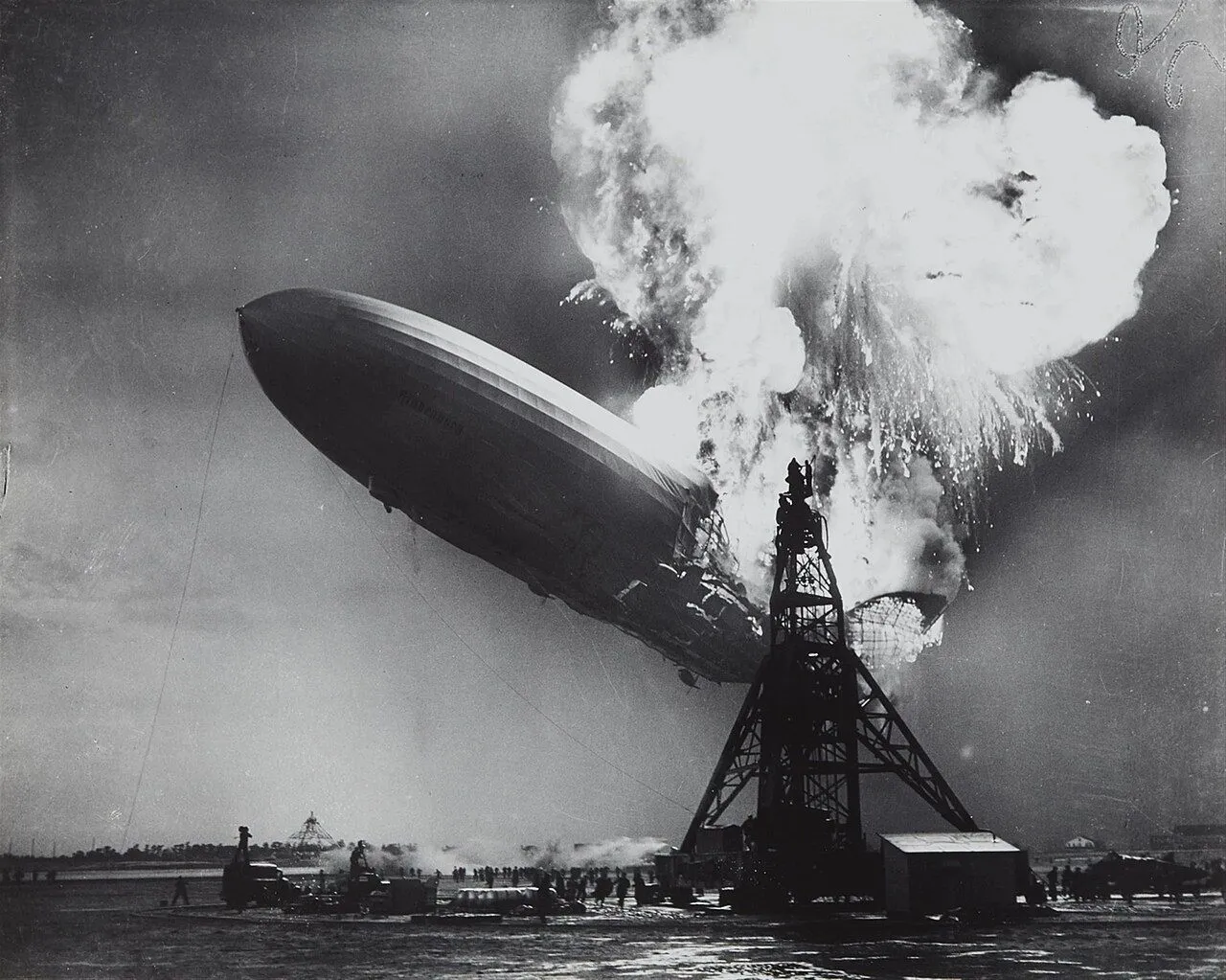 Khoảnh khắc thảm họa khinh khí cầu Hindenburg của Sam Shere, một cảnh phức tạp với nhiều yếu tố chuyển động.