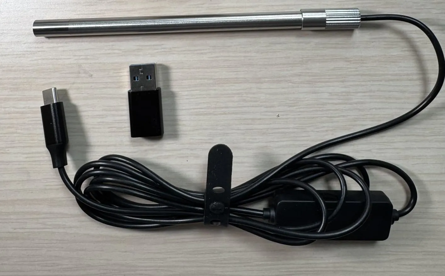 Kính hiển vi kỹ thuật số Teslong kết nối qua cổng USB-C với điện thoại.