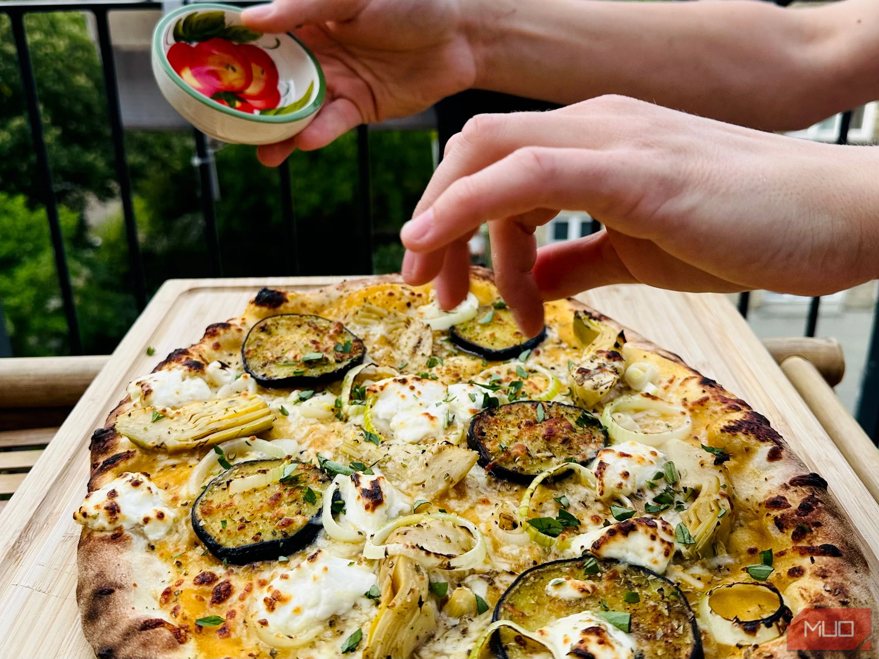 Làm pizza tại nhà cùng bạn bè, chụp khoảnh khắc nướng bánh