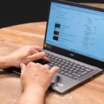 Laptop Acer Chromebook đang được sử dụng, biểu tượng cho sự tăng giá do thuế quan.