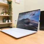 Laptop Dell XPS 14 9440 chạy Windows trên bàn, biểu trưng cho sự linh hoạt của hệ điều hành Microsoft.