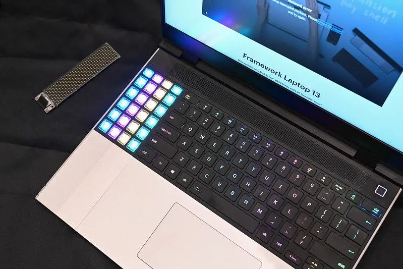 Laptop Framework với thiết kế module trưng bày tại CES 2024