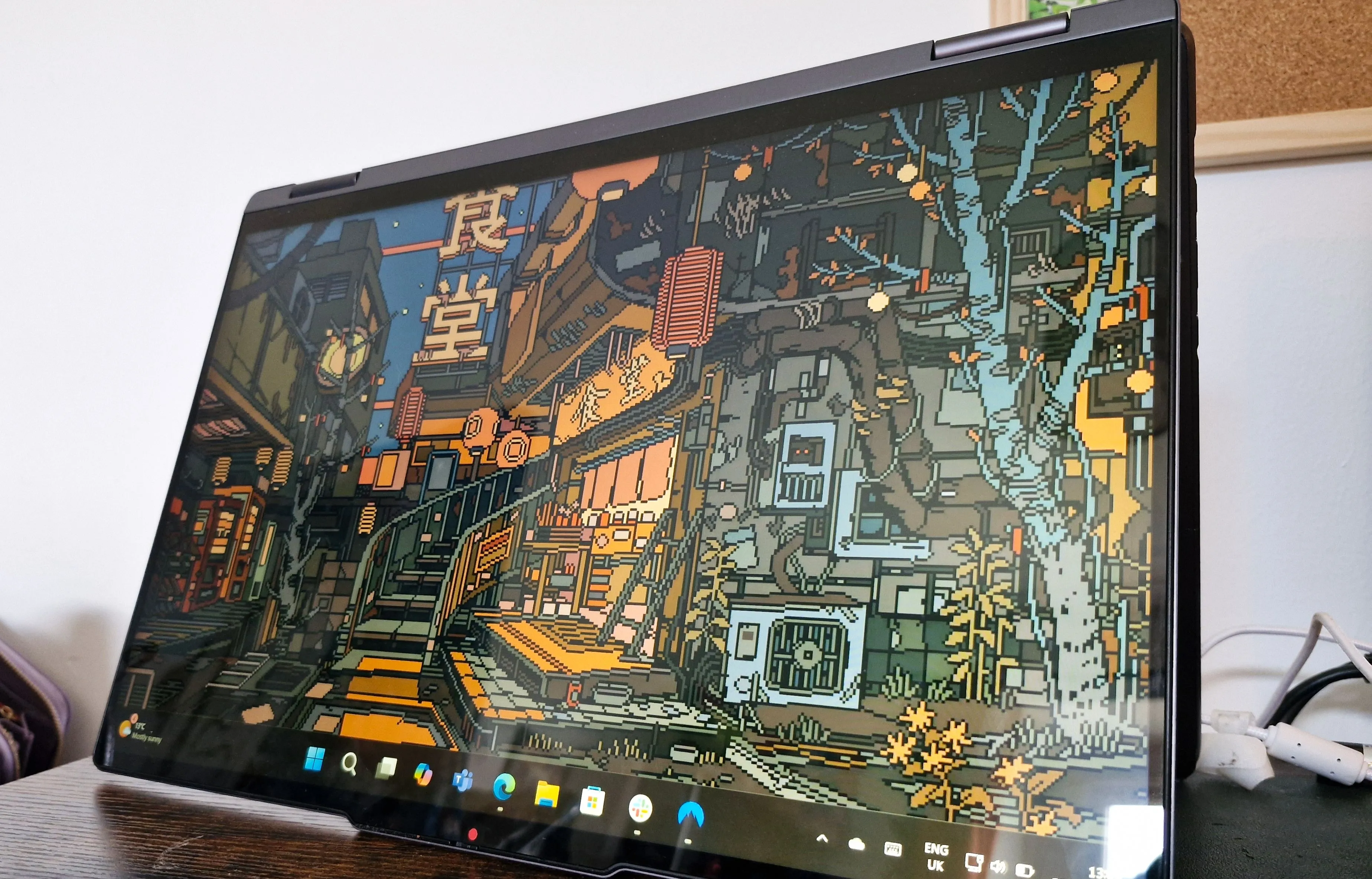 Laptop Lenovo Yoga 7 ở chế độ máy tính bảng, minh họa tính linh hoạt của dòng 2-in-1
