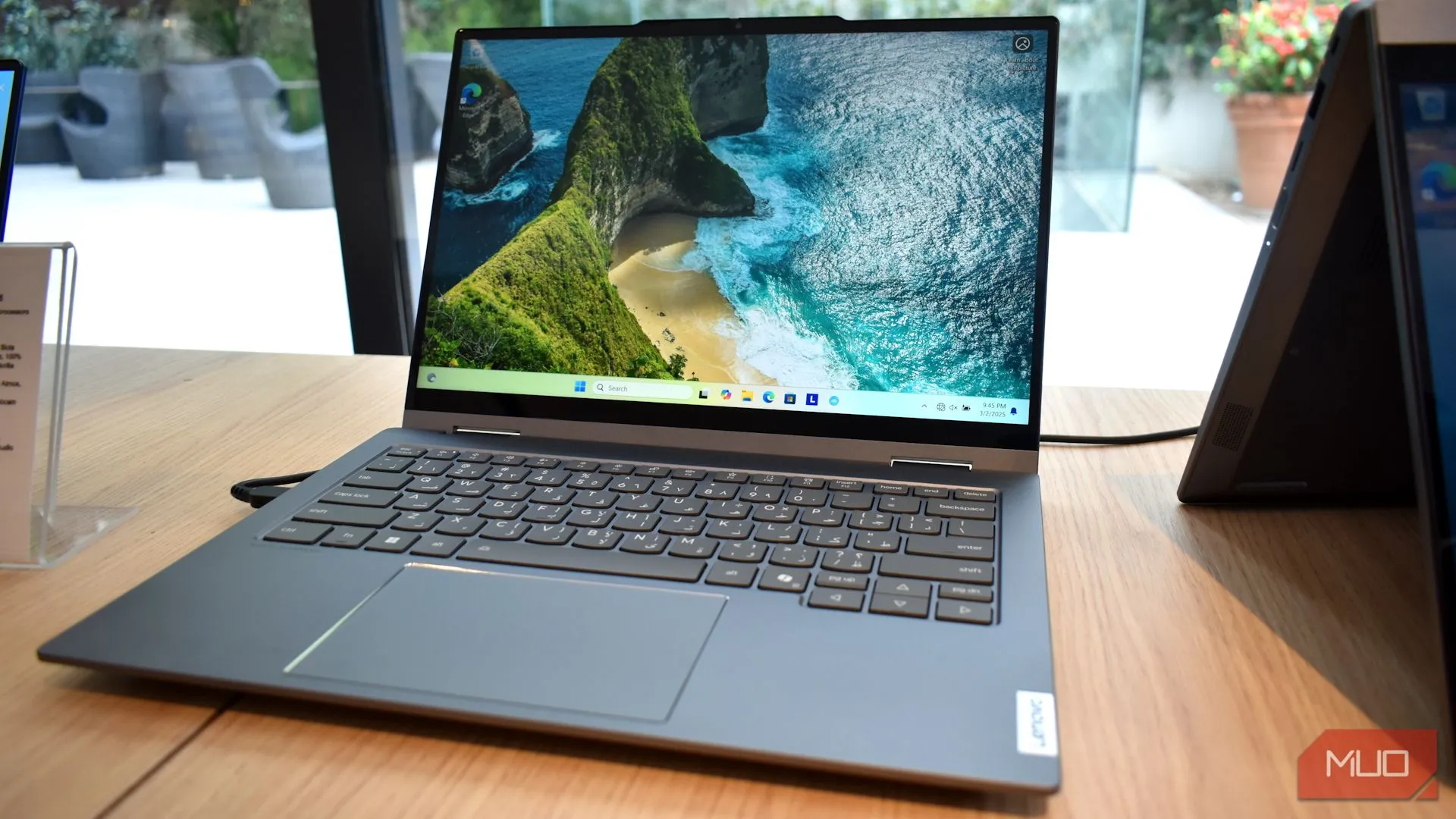 Laptop Lenovo Yoga Solar PC sạc năng lượng mặt trời tại sự kiện MWC 2025 nhìn từ phía trước