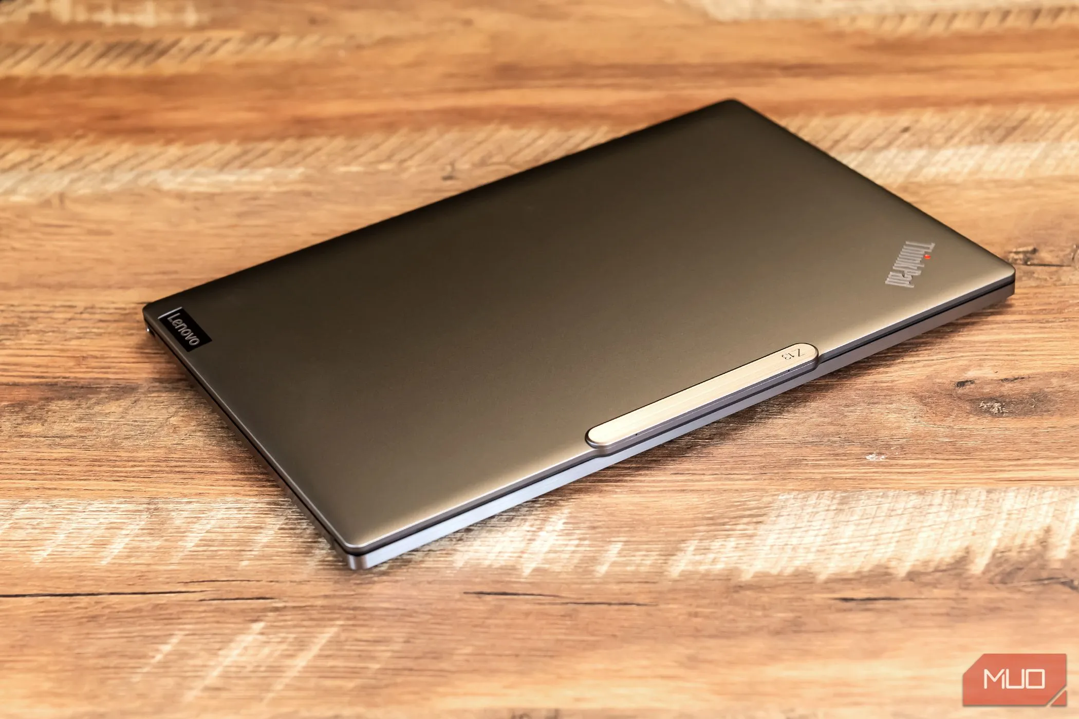 Laptop Lenovo Z13 Gen 2 với thiết kế chắc chắn và chất lượng hoàn thiện tốt