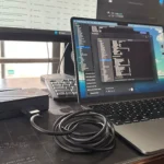 Laptop MacBook kết nối với màn hình ngoài qua hub USB-C gây hao pin