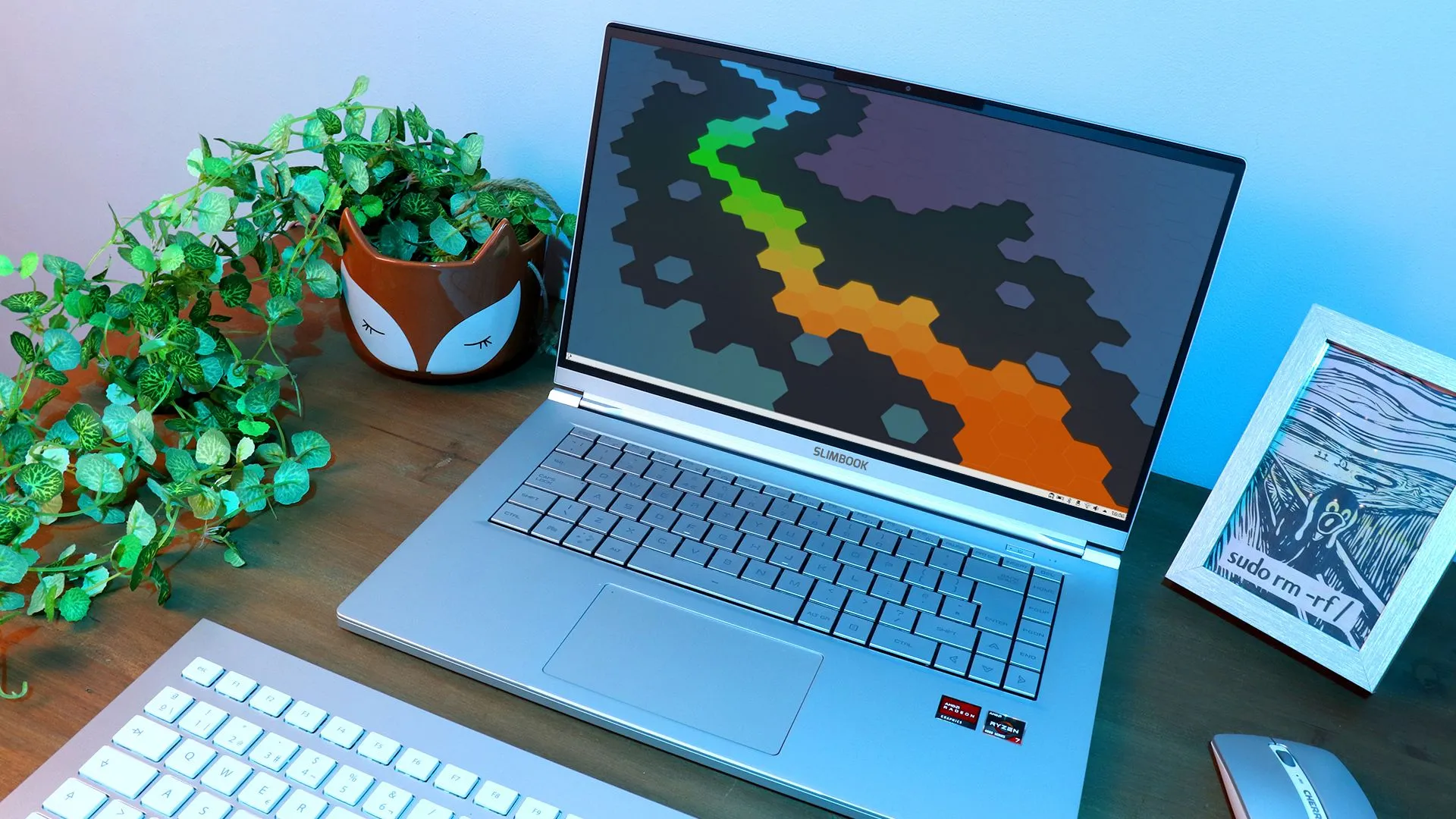 Laptop Slimbook với thiết kế siêu mỏng, thể hiện thách thức về tản nhiệt và hiệu năng