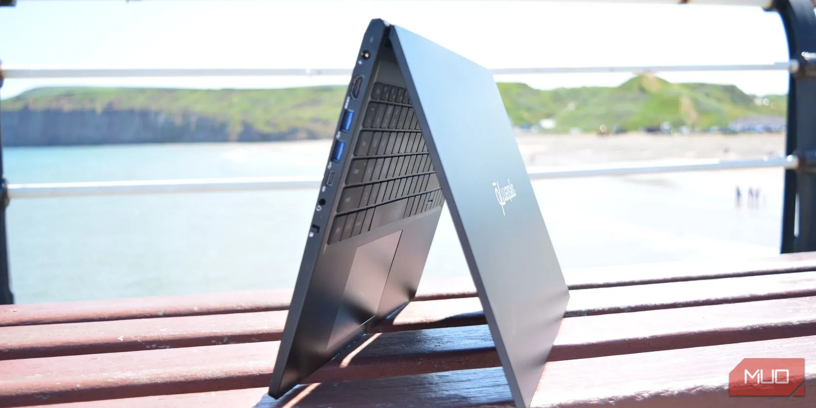 Laptop System76 Pangolin với logo chim cánh cụt đặc trưng của Linux, biểu tượng cho lựa chọn máy tính chú trọng quyền riêng tư và hệ điều hành mã nguồn mở.