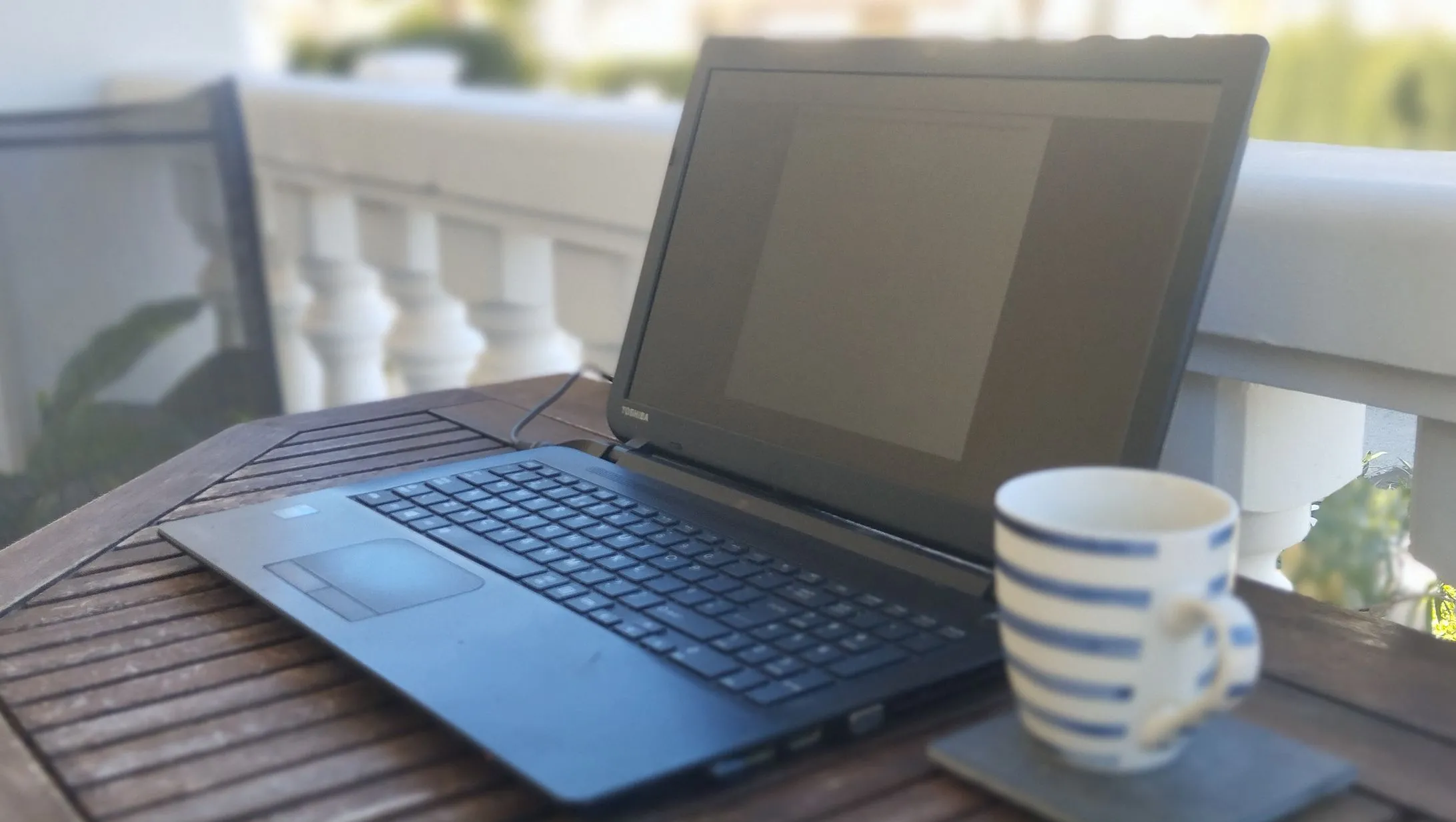 Laptop Toshiba cũ được tối ưu hóa đặt trên bàn, tượng trưng cho không gian làm việc tập trung