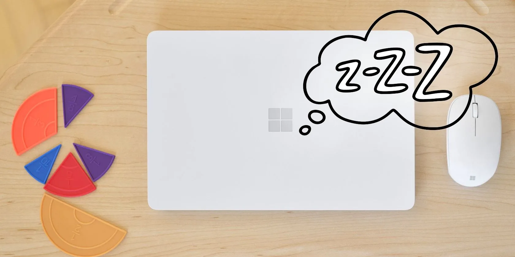 Laptop Windows đang gập nắp với bong bóng thoại &quot;Sleep&quot;