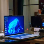 Laptop Windows với watermark cảnh báo cài đặt Windows 11 không tương thích
