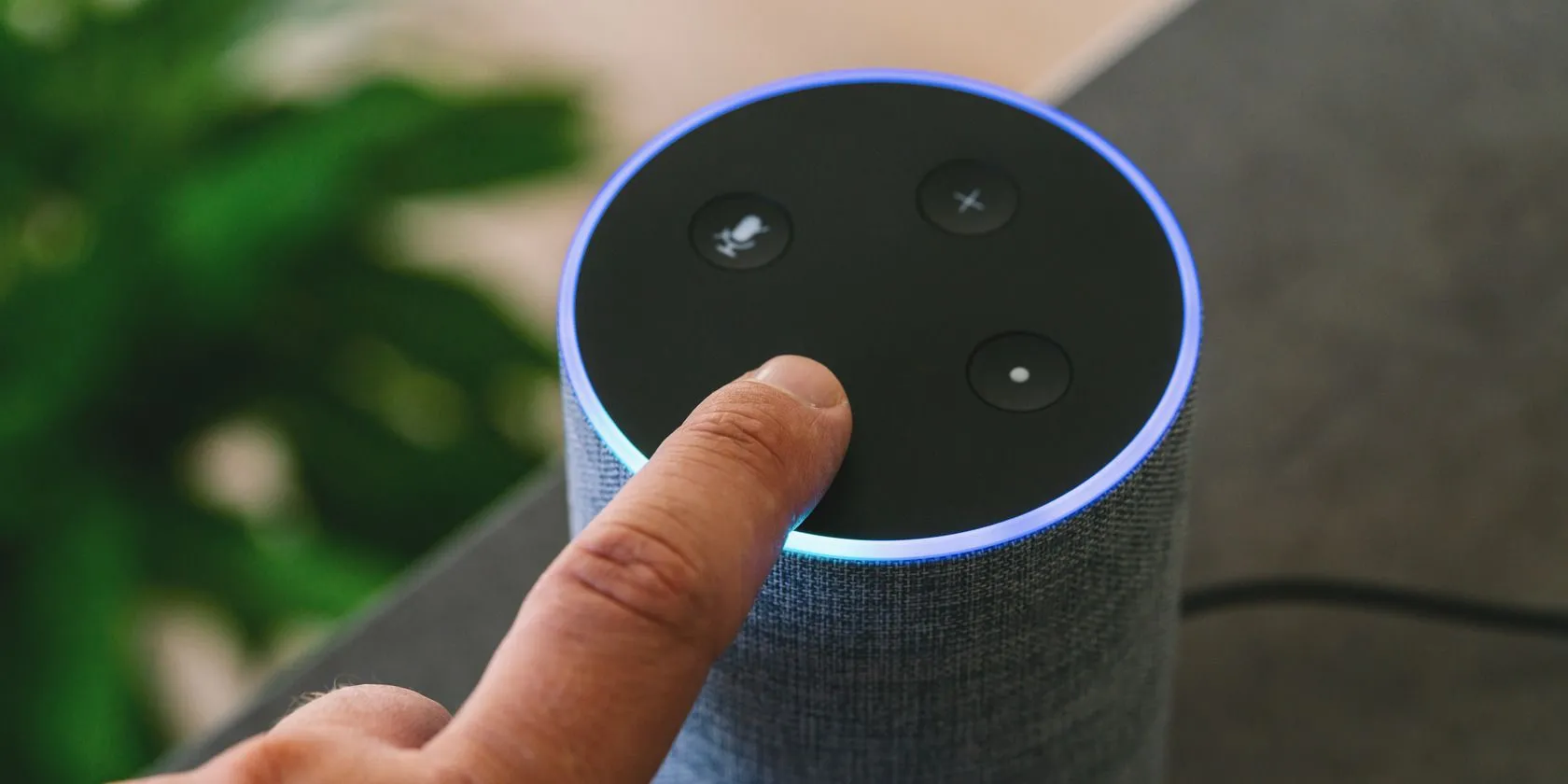 Loa thông minh Amazon Echo và người dùng tương tác với trợ lý giọng nói