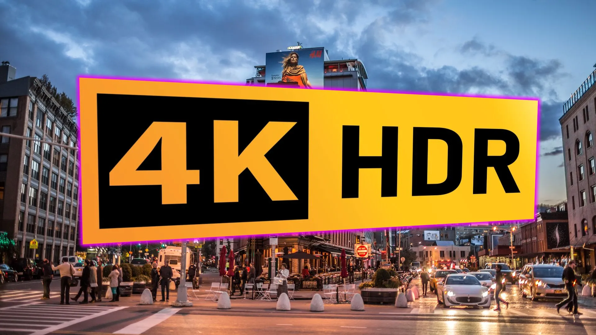Logo 4K HDR trên màn hình hiển thị cảnh đường phố về đêm đầy màu sắc, nhấn mạnh trải nghiệm xem phim chân thực với công nghệ dải động cao.