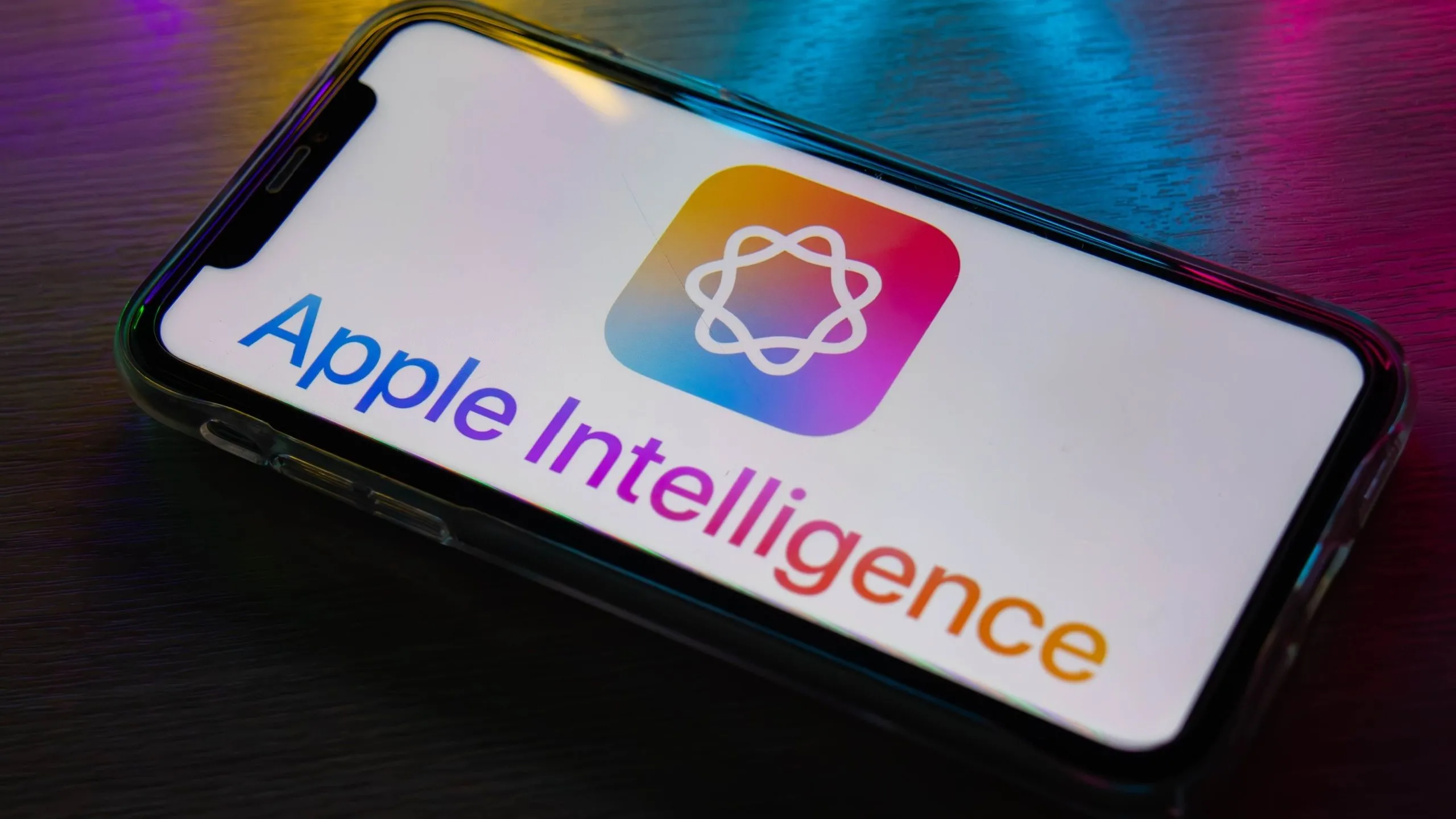 Logo Apple Intelligence và chữ trên màn hình iPhone, minh họa công nghệ AI của Apple.