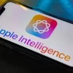 Logo Apple Intelligence và văn bản hiển thị trên màn hình iPhone, minh họa tính năng AI của iOS 18.4.