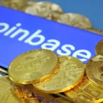 Logo Coinbase và các đồng Bitcoin, minh họa vụ rò rỉ dữ liệu trên sàn giao dịch