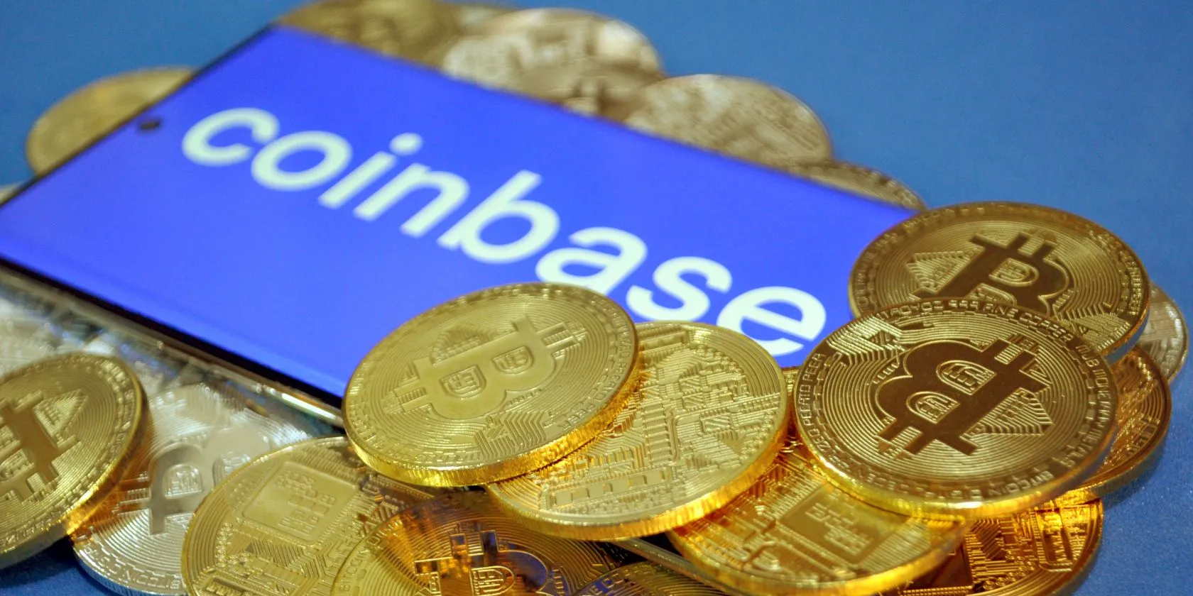 Logo Coinbase và các đồng Bitcoin, minh họa vụ rò rỉ dữ liệu trên sàn giao dịch