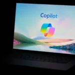 Logo Copilot xuất hiện trên màn hình laptop Windows, biểu tượng cho khả năng AI trên PC