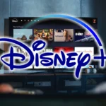 Logo Disney Plus cùng hình ảnh gia đình đang xem phim, minh họa tính năng quản lý nội dung.