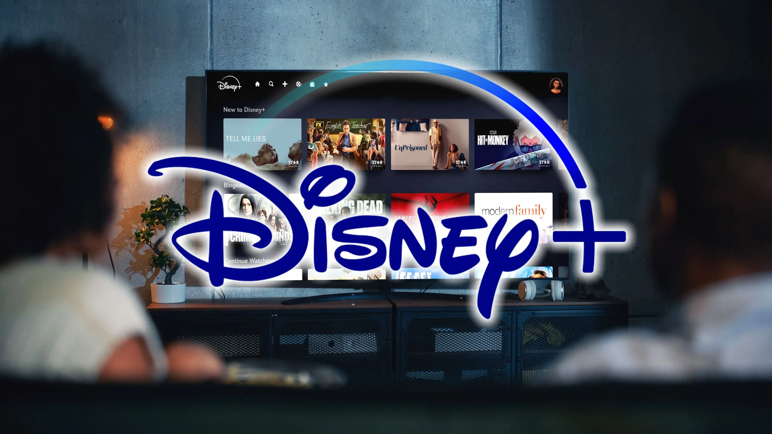 Logo Disney Plus cùng hình ảnh gia đình đang xem phim, minh họa tính năng quản lý nội dung.