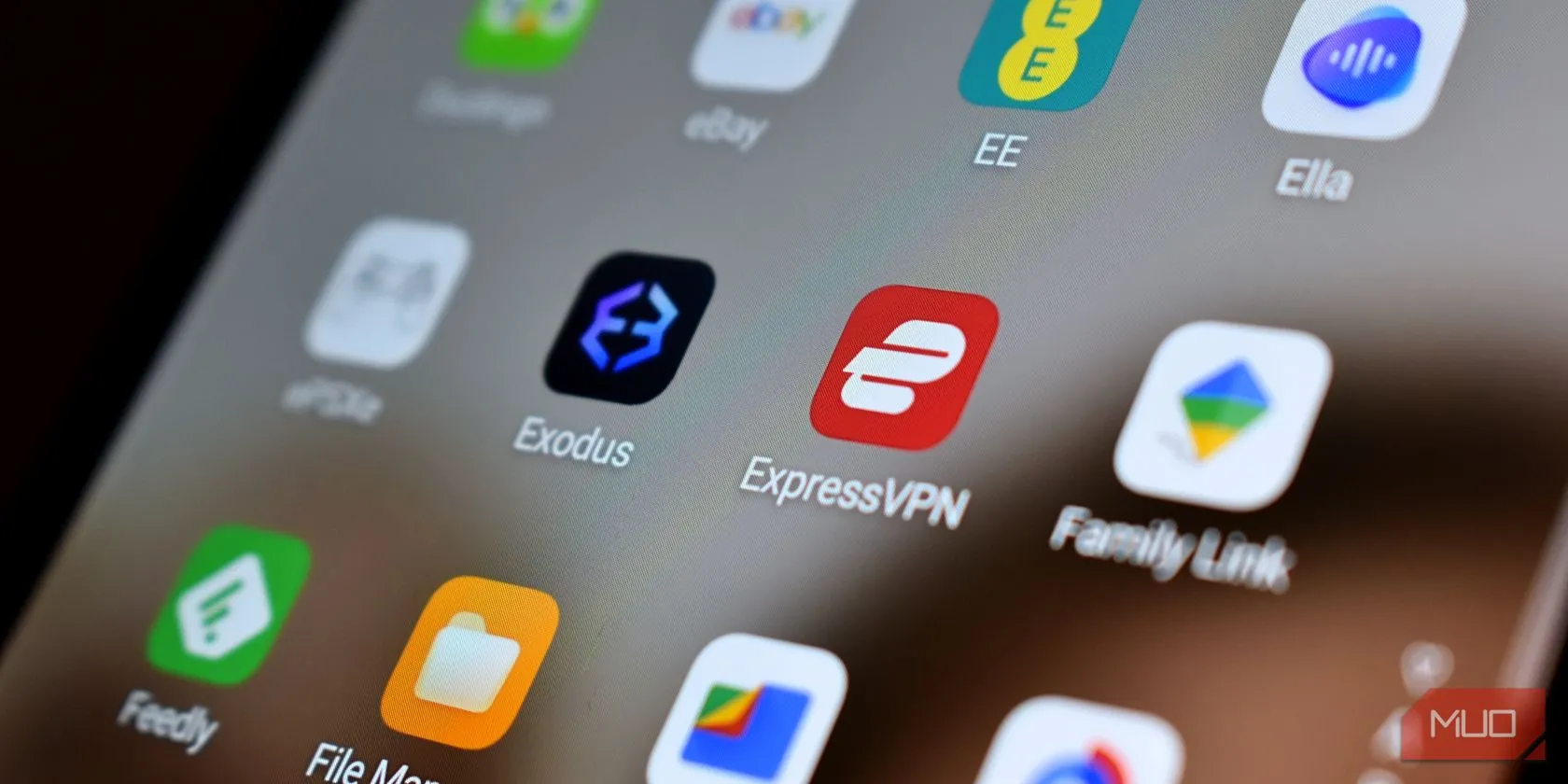 Logo ExpressVPN hiển thị trên màn hình điện thoại thông minh, tượng trưng cho việc bảo vệ dữ liệu di động