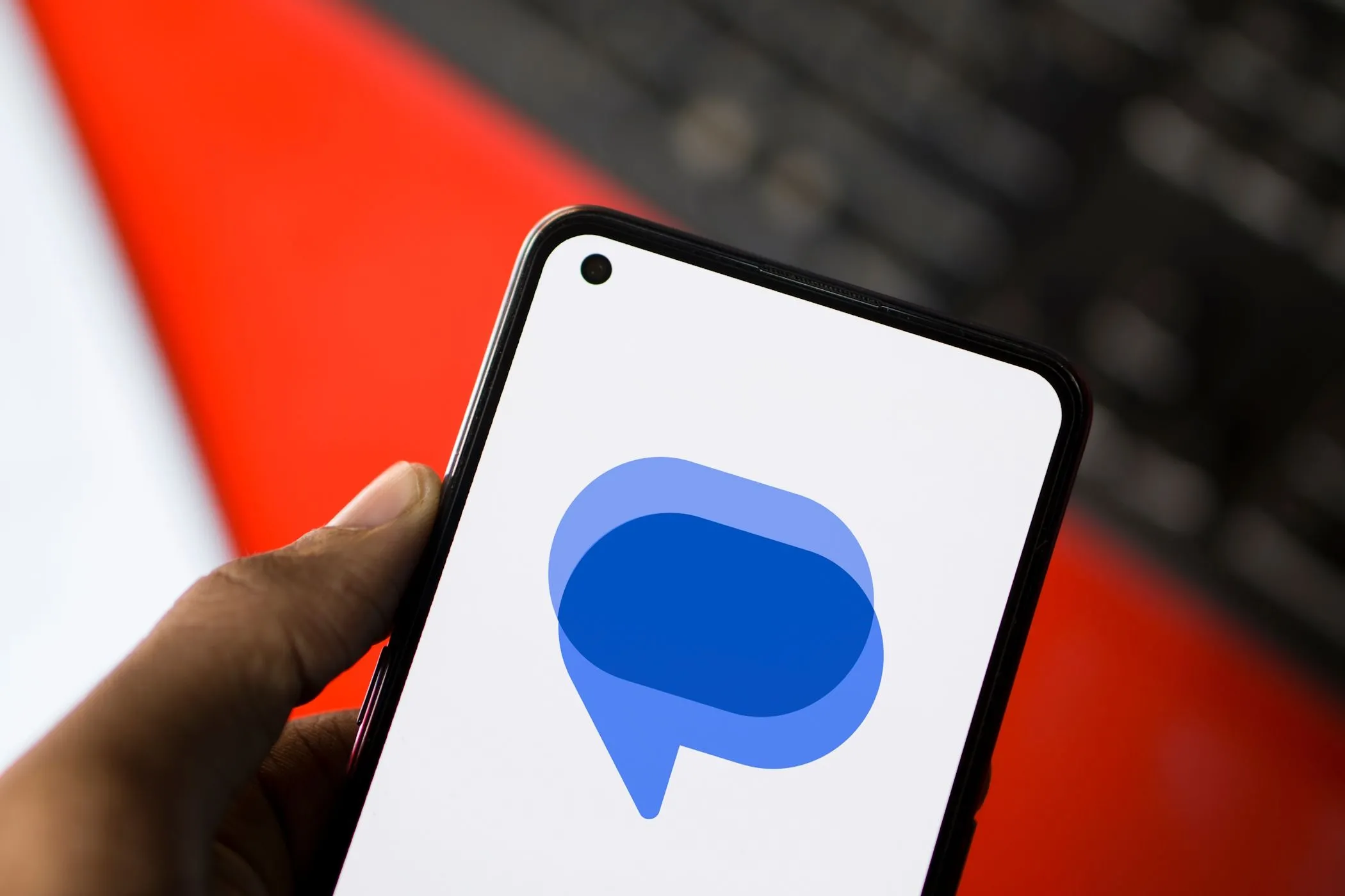 Logo Google Messages trên màn hình điện thoại Android, minh họa cho việc ứng dụng SafetyCore quét ảnh trong tin nhắn.
