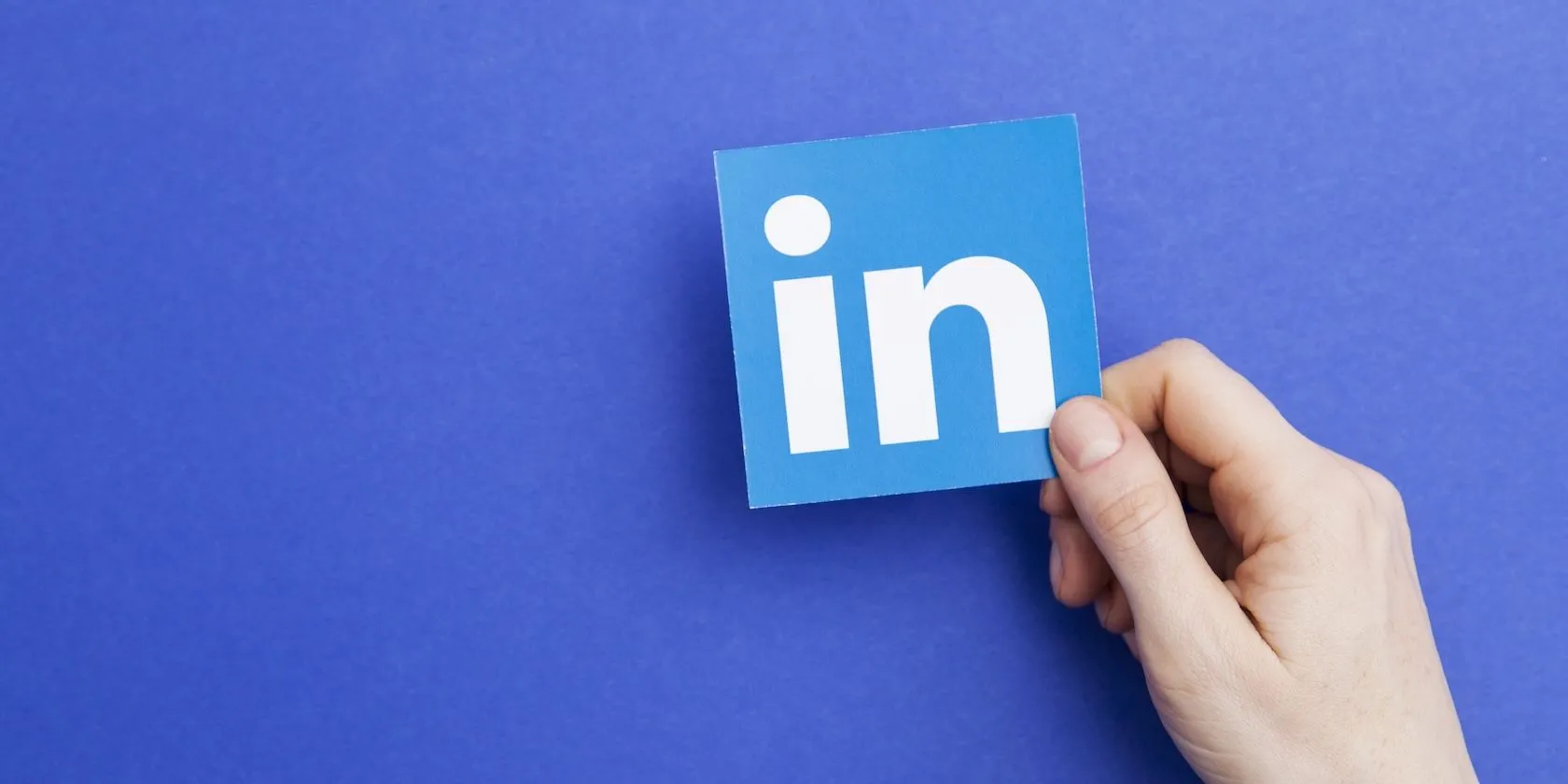 Logo LinkedIn trên tay người