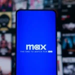 Logo Max trên điện thoại và màn hình TV, biểu tượng của dịch vụ streaming Max