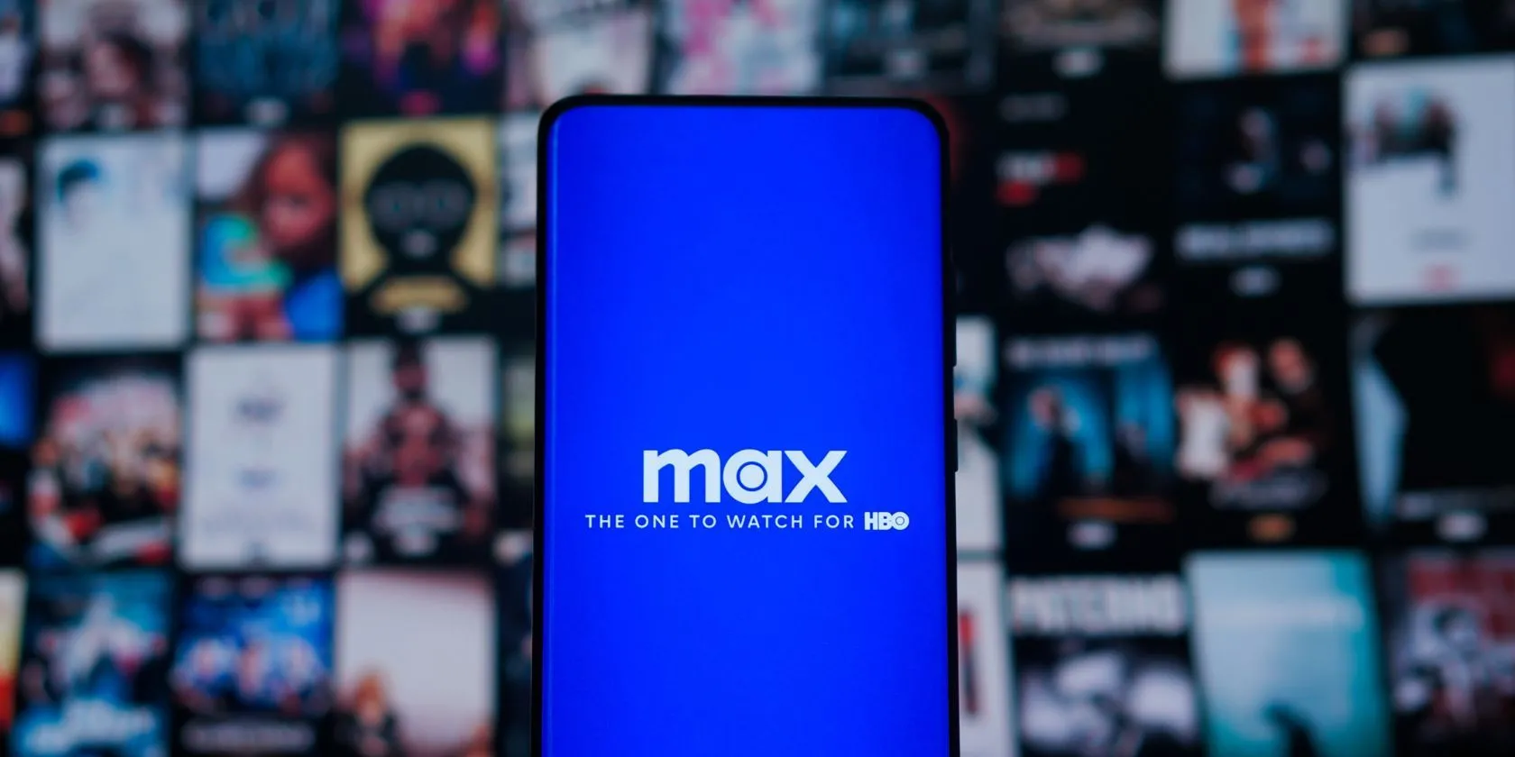 Logo Max trên điện thoại và màn hình TV, biểu tượng của dịch vụ streaming Max