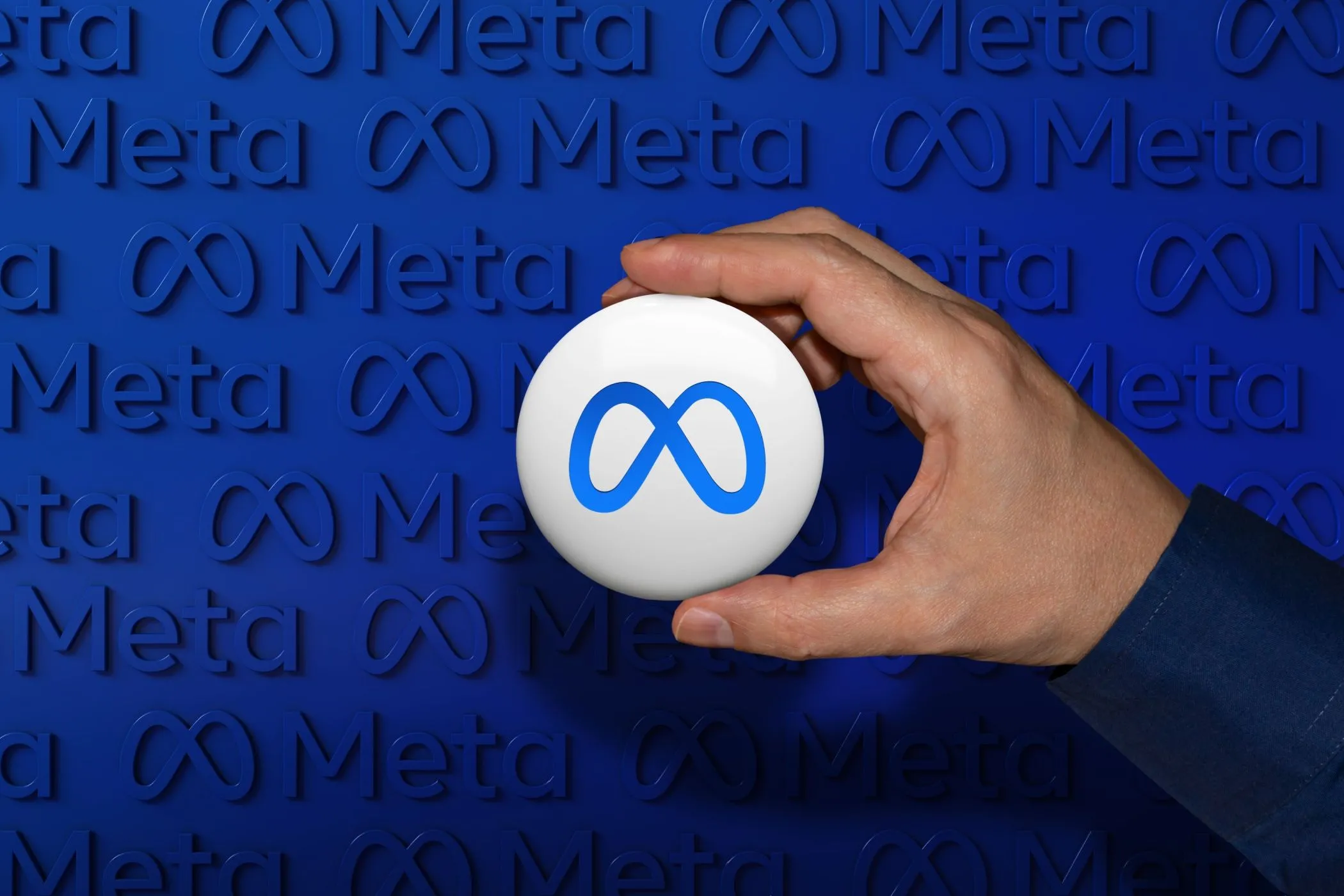 Logo Meta trên nút với nền