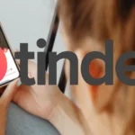 Logo Tinder và hình ảnh phụ nữ đang xem hồ sơ hẹn hò trực tuyến, minh họa cho lừa đảo tình cảm trên ứng dụng hẹn hò.