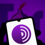 Logo trình duyệt Tor trên nền màu tím của Tor