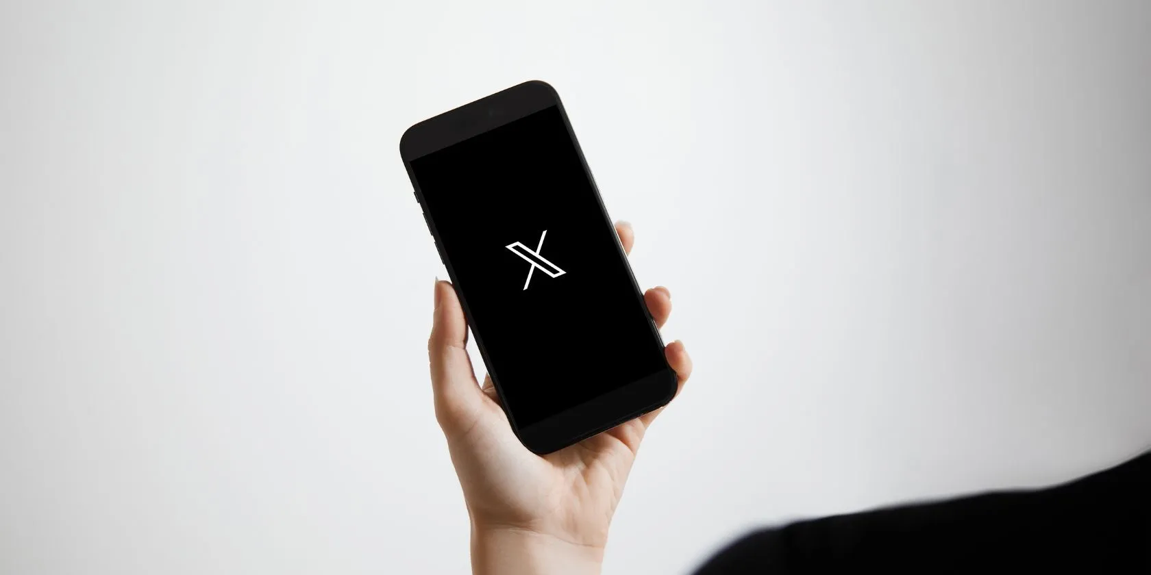 Logo X (Twitter) trên màn hình điện thoại thông minh