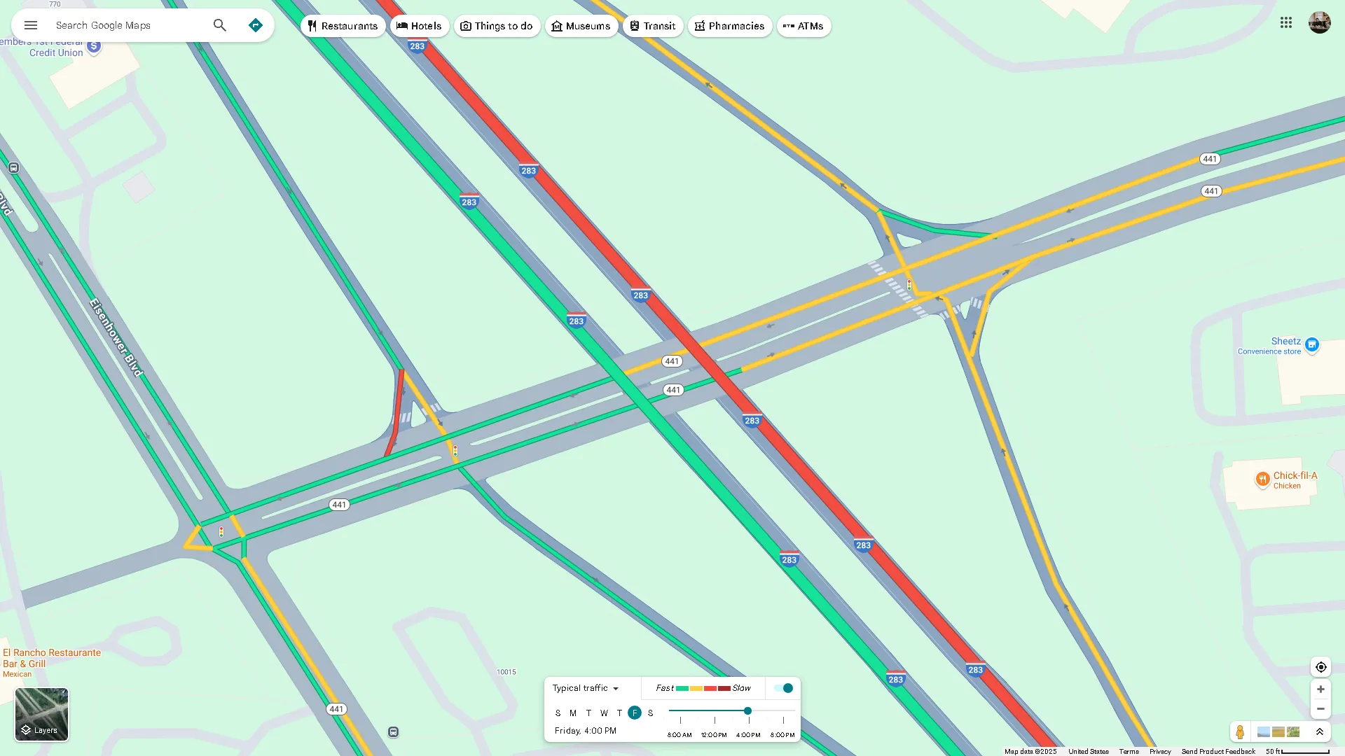 Lớp giao thông trên Google Maps hiển thị các tuyến đường với màu xanh, vàng và đỏ