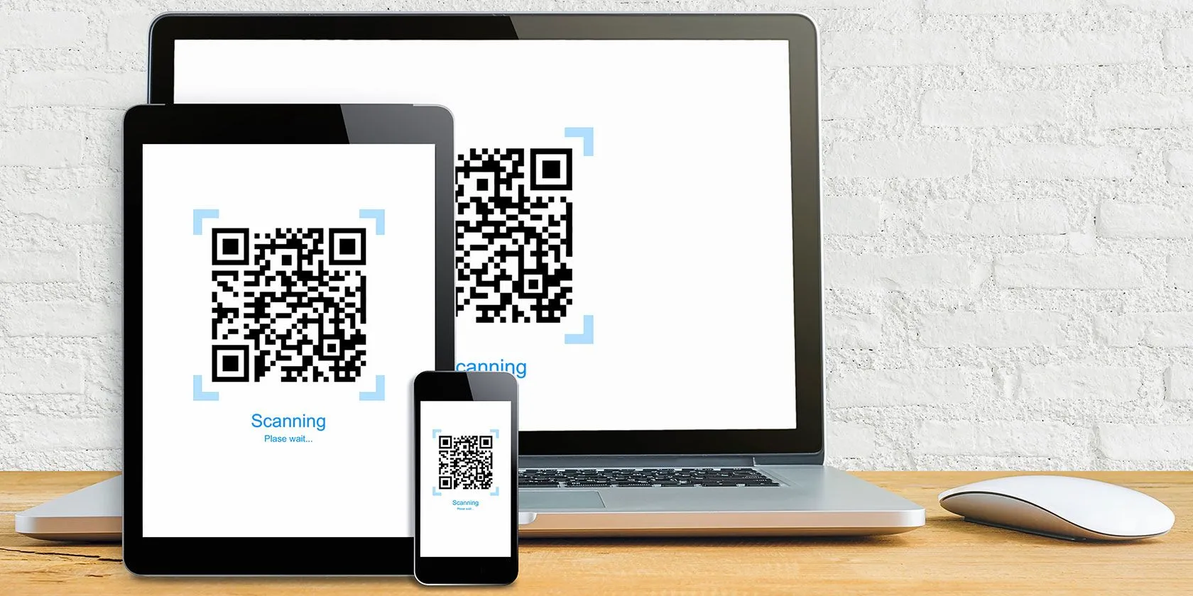 Mã QR hiển thị trên màn hình điện thoại, máy tính bảng và laptop, minh họa phương thức xác thực Gmail mới an toàn hơn