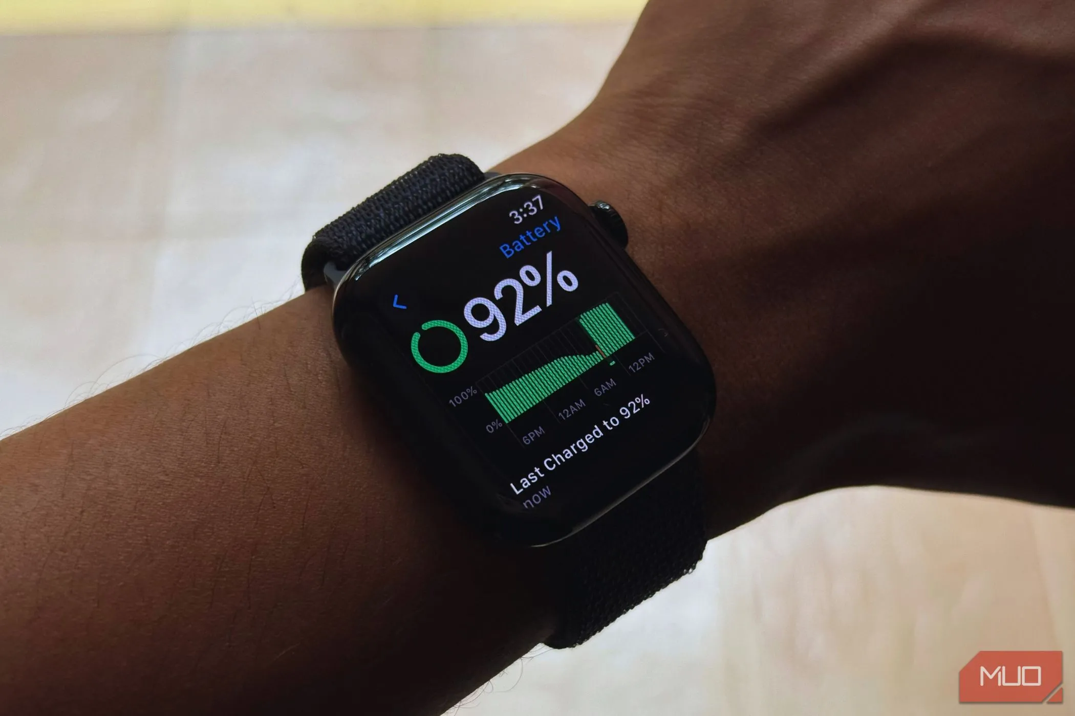 Màn hình Apple Watch Series 10 hiển thị thông số pin trên cổ tay người dùng