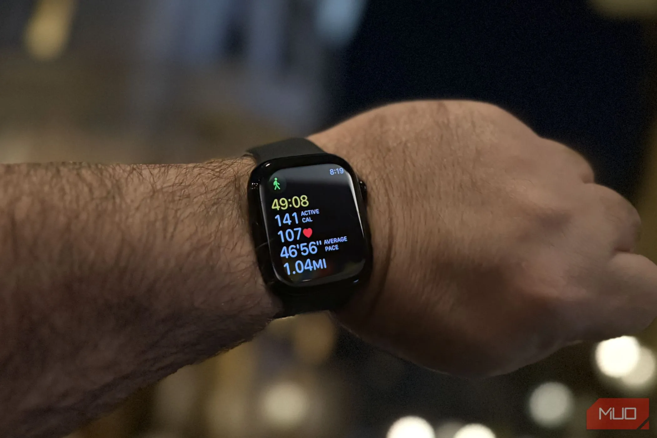 Màn hình Apple Watch Series 10 hiển thị thông tin tập luyện chi tiết trong ứng dụng Sức khỏe thống nhất.