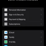 Màn hình cài đặt Hồ sơ (Profile Settings) trên iPhone hiển thị thông tin tài khoản Apple ID chính và tài khoản phụ dưới mục Phương tiện & Mục mua (Media & Purchases).