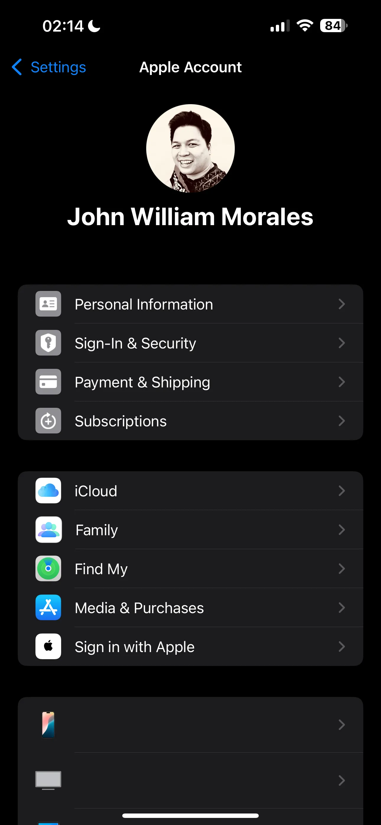 Màn hình cài đặt Hồ sơ (Profile Settings) trên iPhone hiển thị thông tin tài khoản Apple ID chính và tài khoản phụ dưới mục Phương tiện & Mục mua (Media & Purchases).