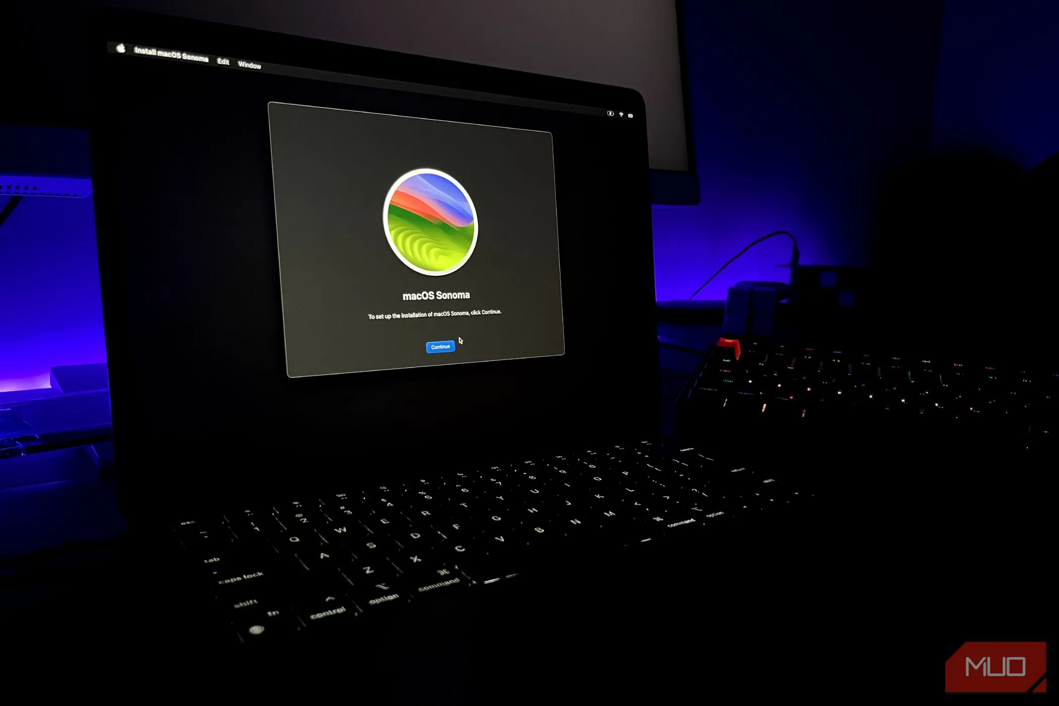 Màn hình cài đặt macOS Sonoma trên MacBook Air, minh họa quy trình cập nhật hệ điều hành macOS.