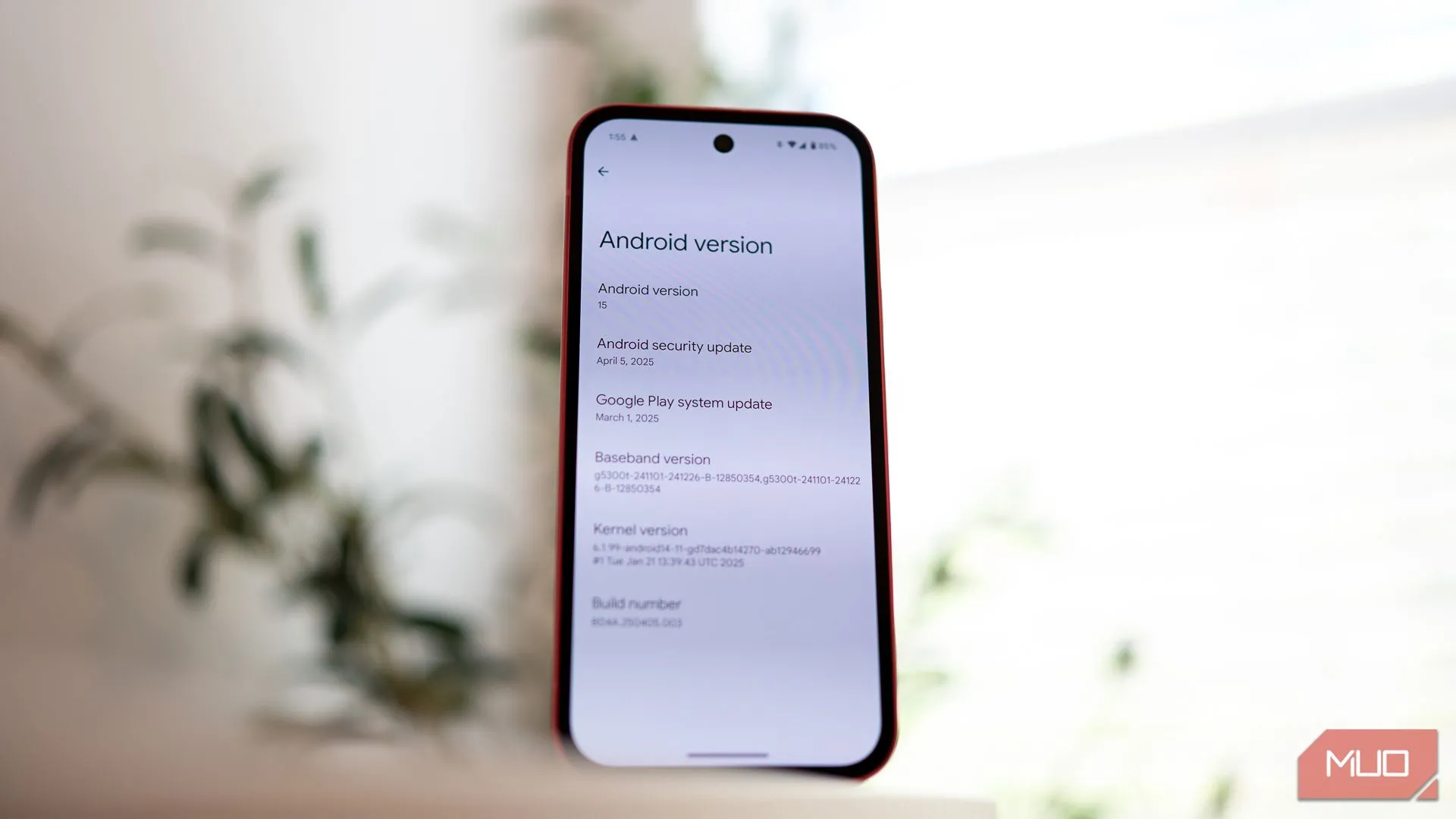 Màn hình cài đặt phiên bản Android trên Google Pixel 9a, hiển thị Android 15 và cam kết 7 năm cập nhật