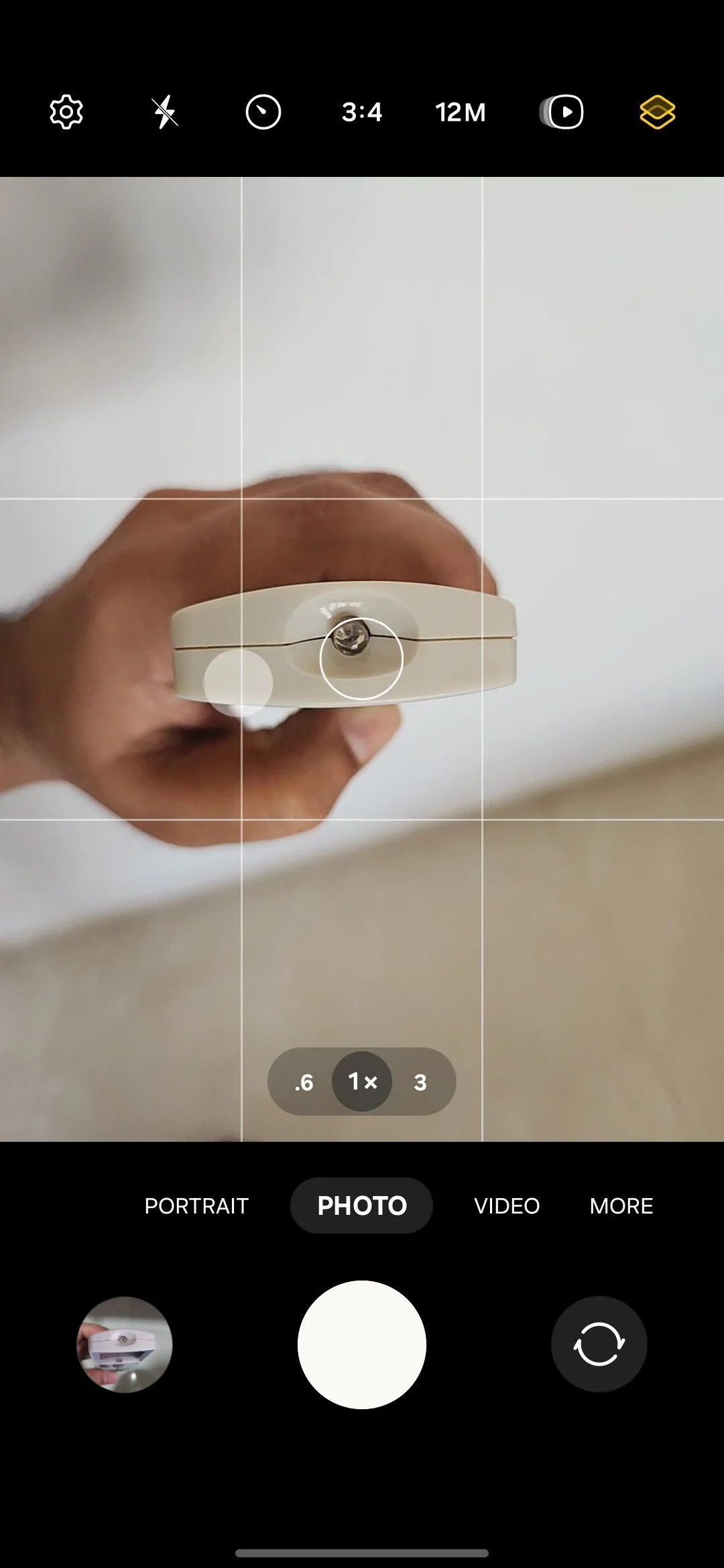 Màn hình camera điện thoại Android hiển thị ánh sáng hồng ngoại từ điều khiển remote.
