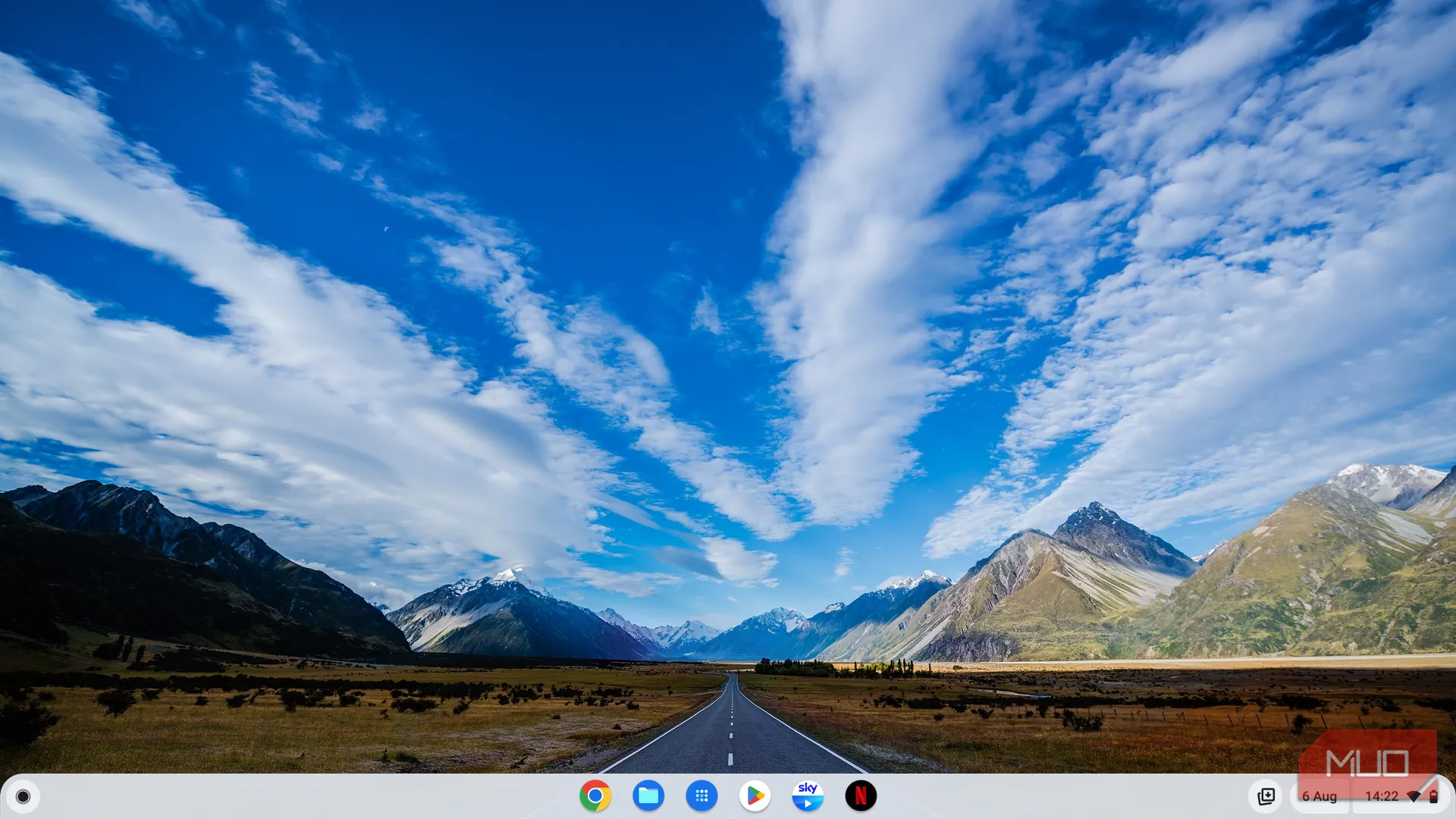 Màn hình chính ChromeOS đơn giản với dock ứng dụng, minh họa giao diện dễ dùng của Chromebook