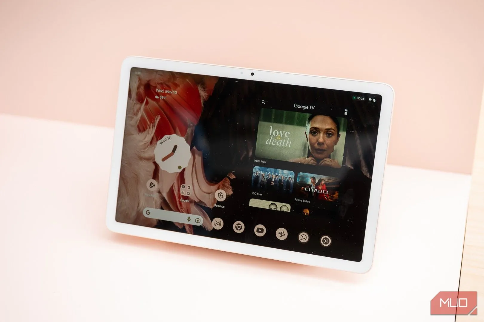 Màn hình chính của Pixel Tablet trên bàn, thể hiện giao diện mở của Android