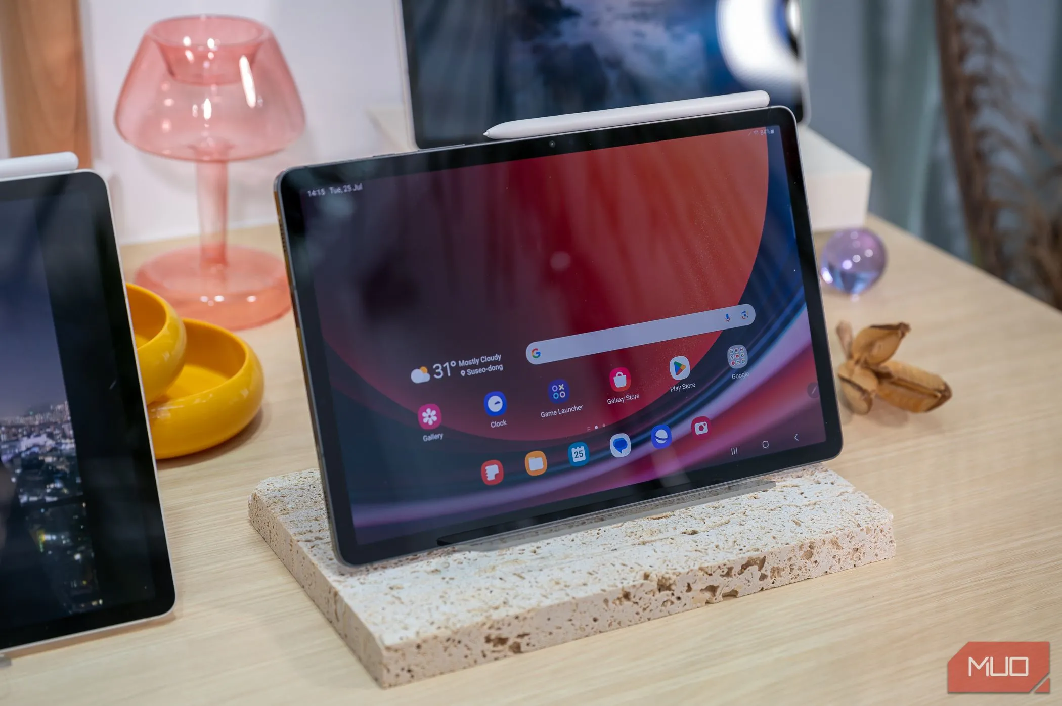 Màn hình chính của Samsung Galaxy Tab S9 hiển thị giao diện đa người dùng hoặc hồ sơ khách