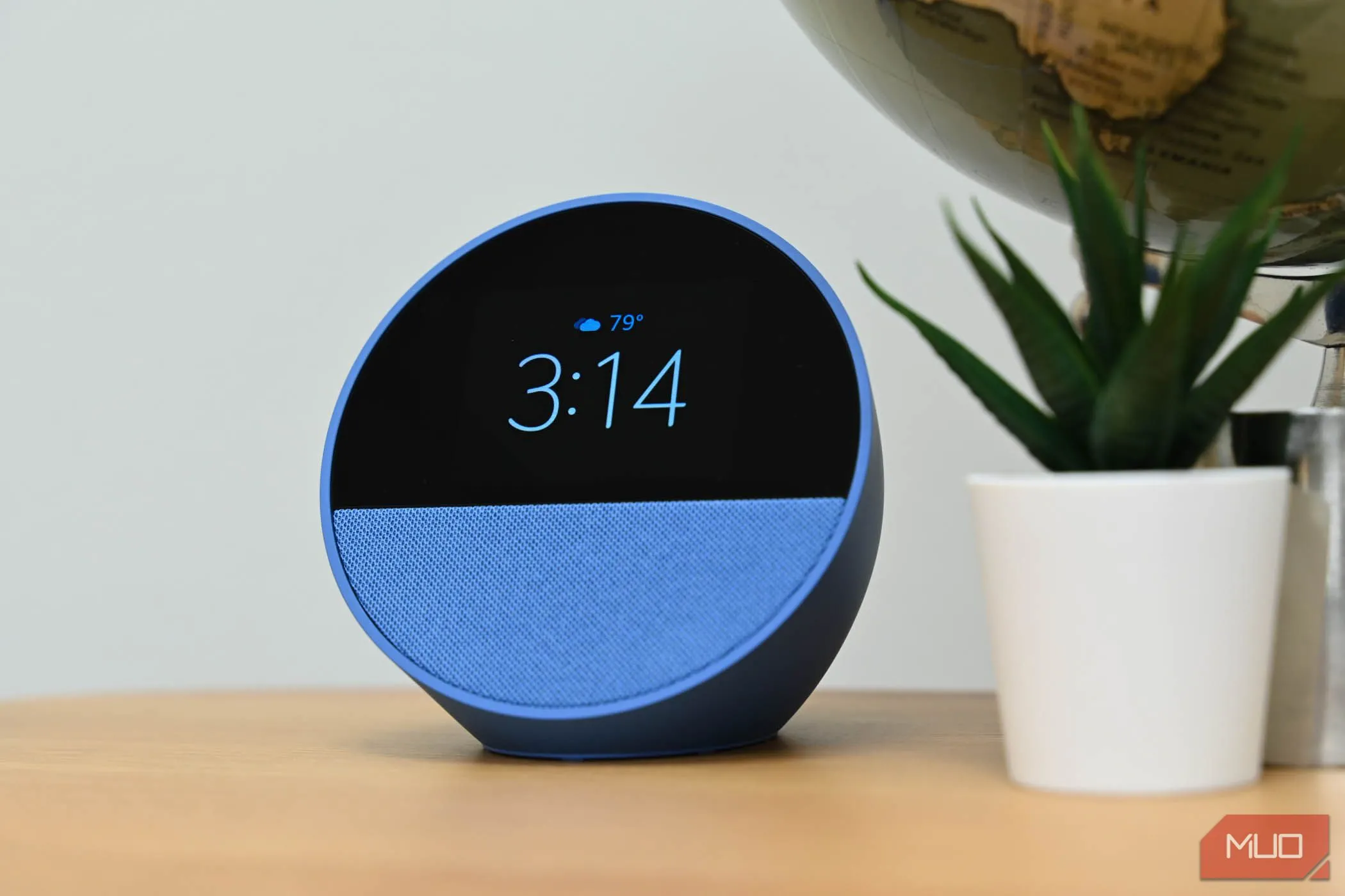 Màn hình chính của thiết bị Amazon Echo Spot hiển thị giao diện, liên quan đến cập nhật Alexa+ bắt buộc.