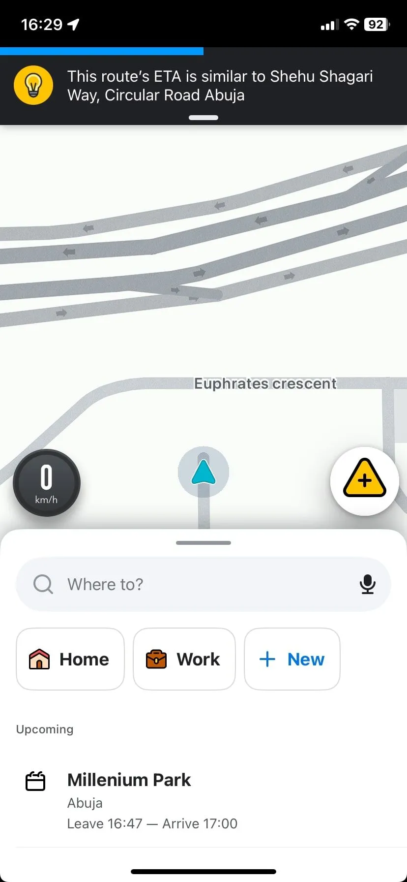 Màn hình chính của ứng dụng bản đồ Waze hiển thị tuyến đường và thông tin giao thông.