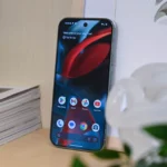Màn hình chính điện thoại Google Pixel 9 Pro với thông báo "Mở khóa để sử dụng đầy đủ tính năng và dữ liệu" sau khi khởi động lại Android, minh họa trạng thái bảo mật BFU.
