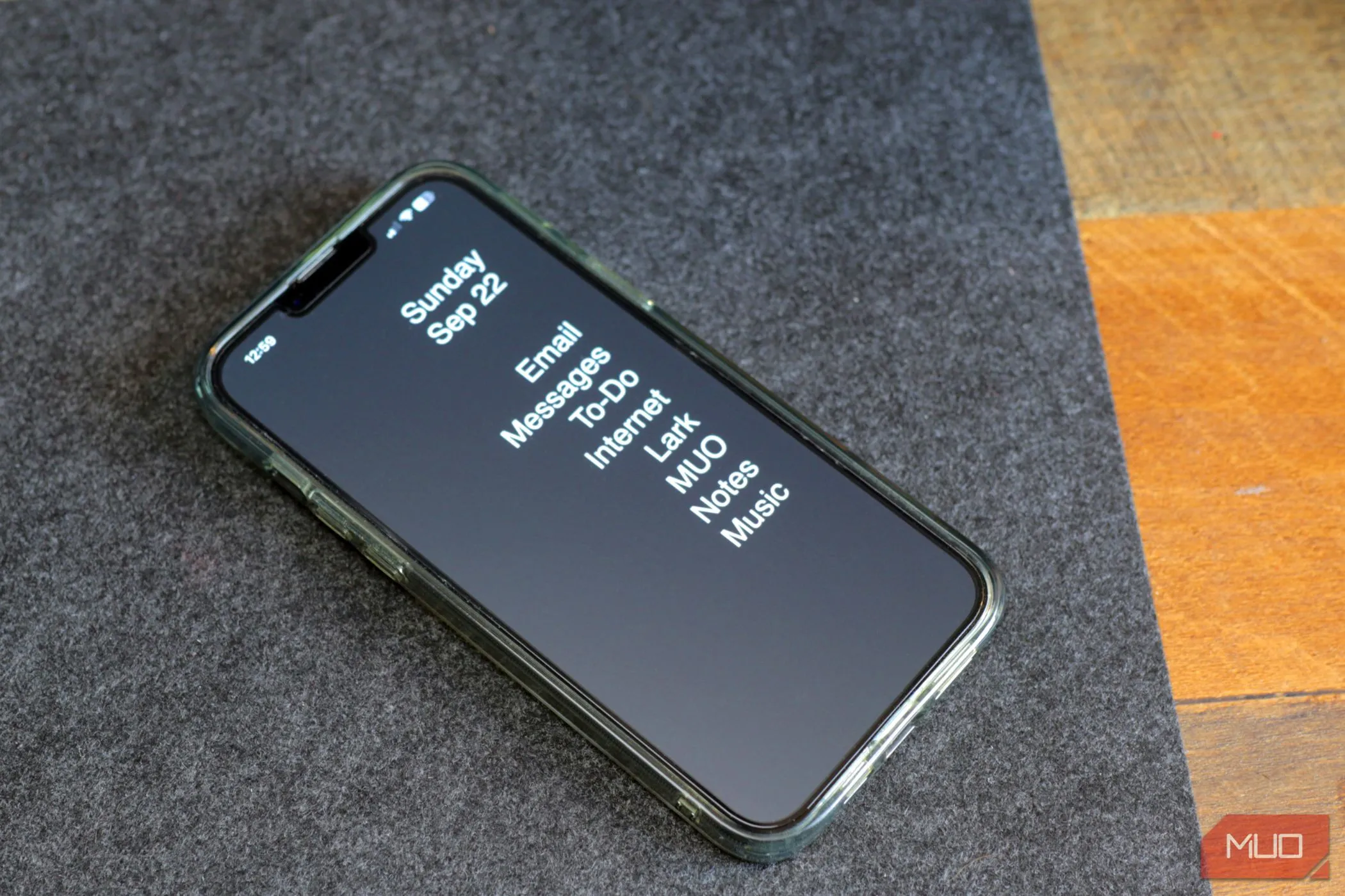 Màn hình chính iPhone hiển thị giao diện tối giản của ứng dụng Blank Spaces, biến iPhone cũ thành &quot;điện thoại cục gạch&quot; để giảm xao nhãng.