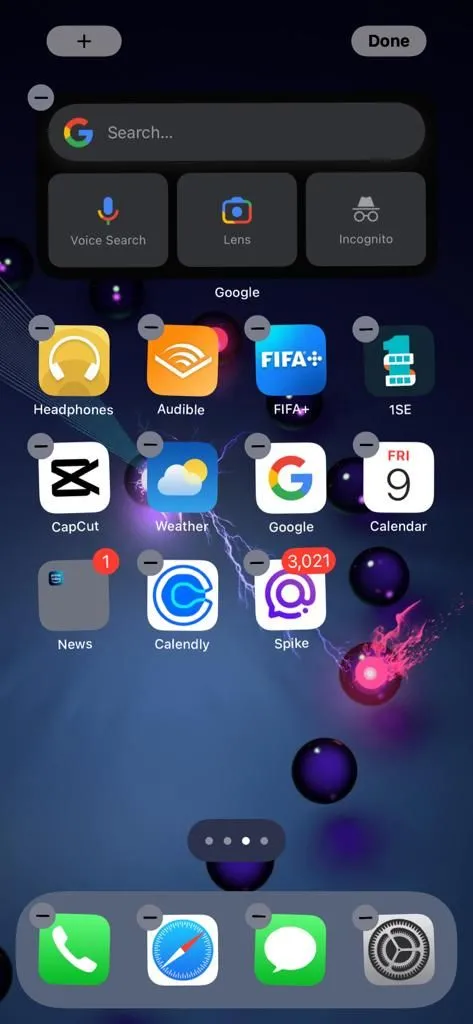 Màn hình chính iPhone với widget Google và biểu tượng xóa